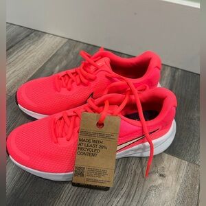 Nike Women's Bright Pink Athletic Shoes New Size 7.5 NWT Running Revolution